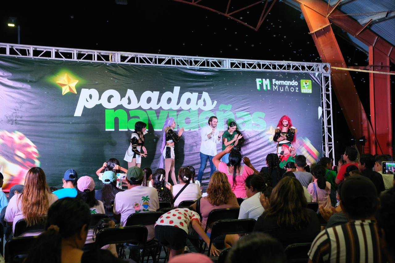 Fernando Muñoz and Anaiza Quian with families at Christmas posada in Puerto Aventuras