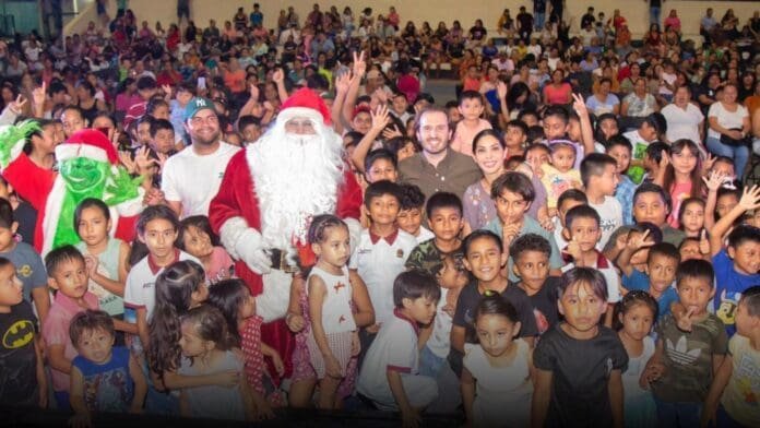 Fernando Muñoz celebrating Christmas with community in Playa del Carmen
