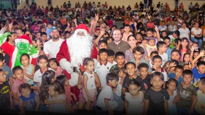 Fernando Muñoz celebrating Christmas with community in Playa del Carmen
