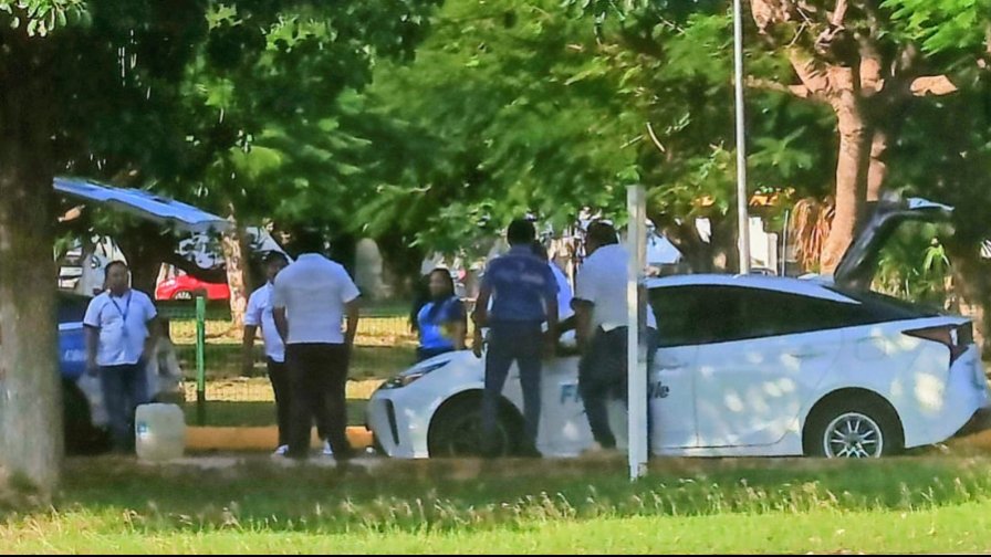Flex Shuttle taxi drivers protesting at Mérida International Airport