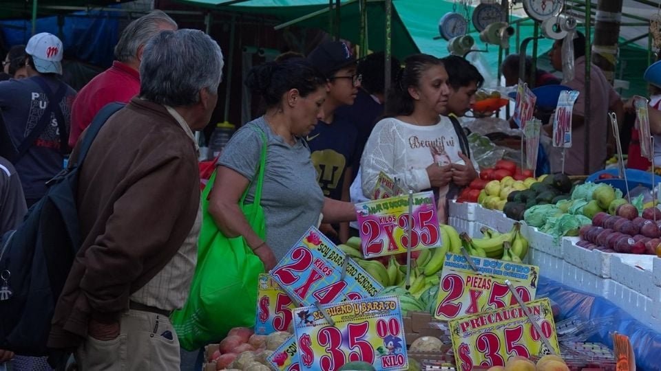 Fruits and vegetables with price tags showing decrease in Mexico