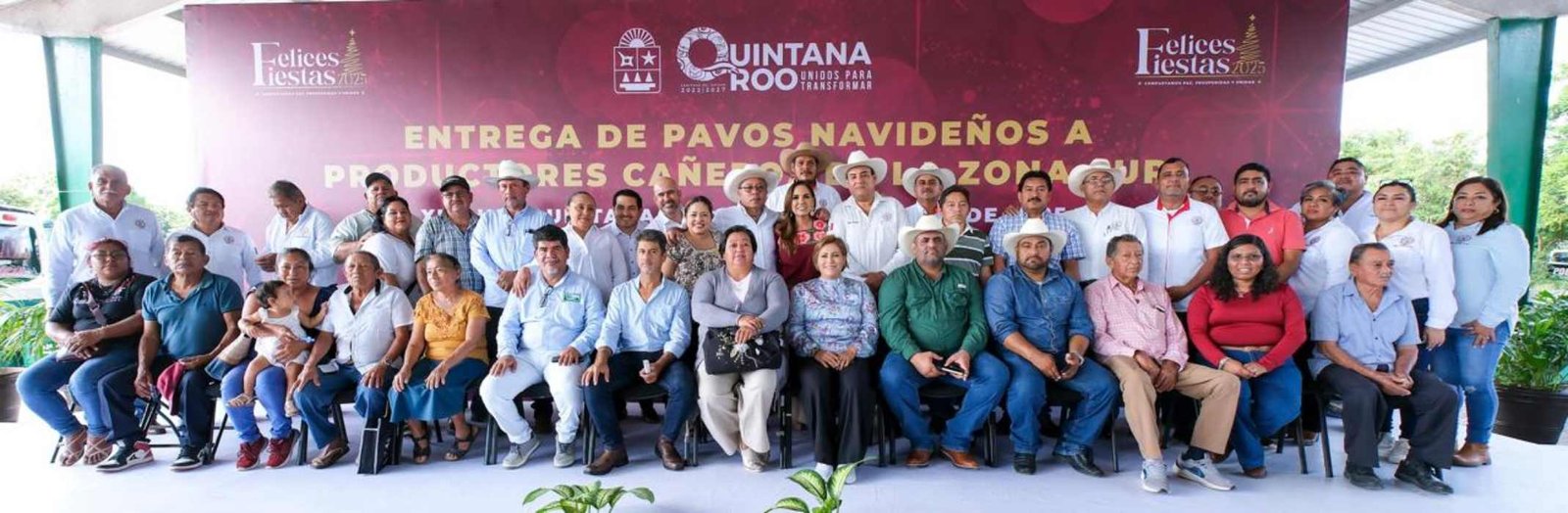 Governor Mara Lezama Espinosa with sugarcane producers during turkey distribution event