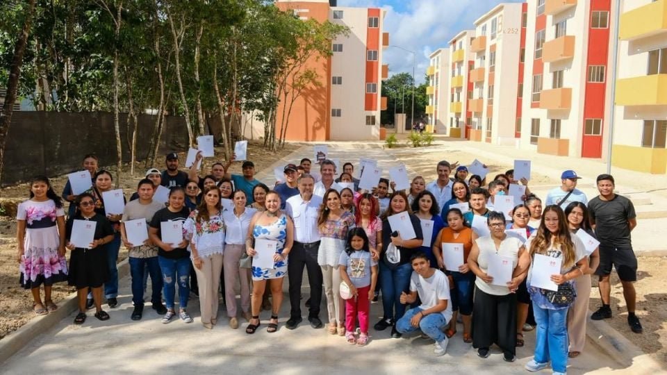 Governor Mara Lezama with beneficiaries at Welfare Housing delivery in Cancún