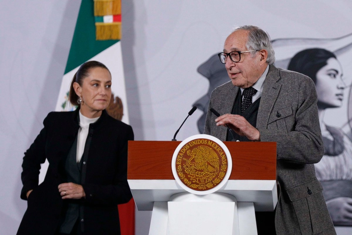 Health Secretary David Kershenobich presenting the Encodat survey data at a press conference