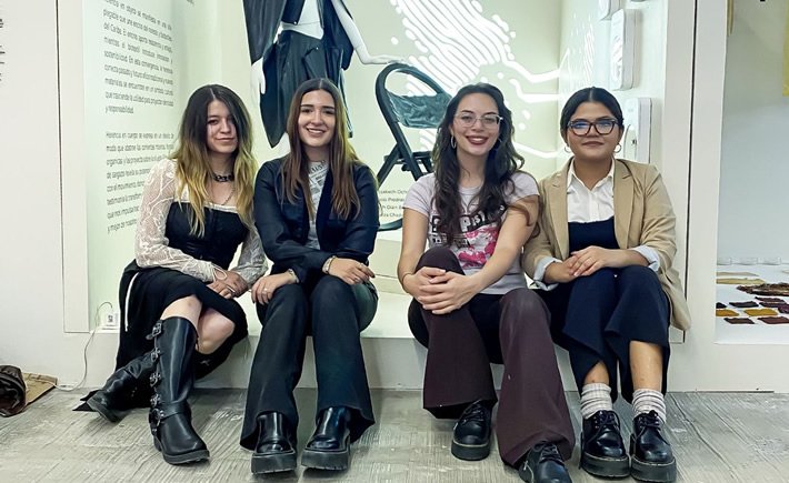 Members of the Herencia project present the sargassum biotextile that won the Inédito Universitario Award