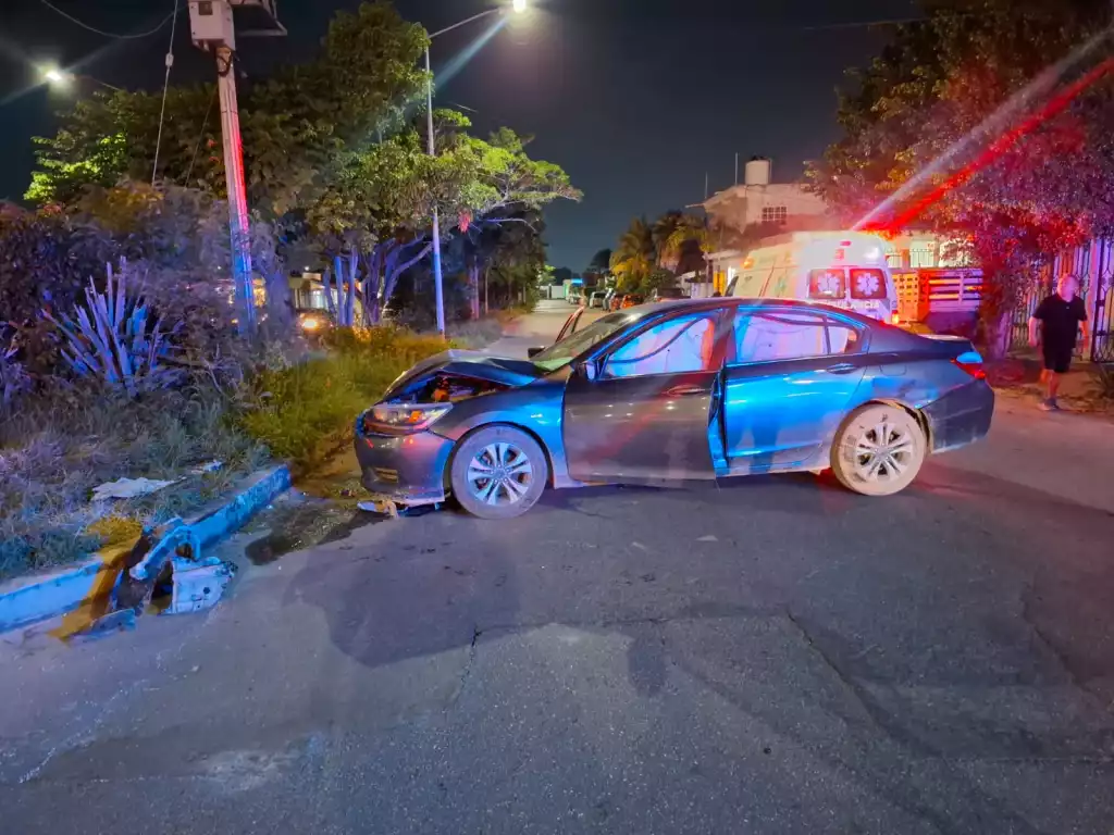Damaged Honda Accord vehicle after collision with CFE pole in Cancún