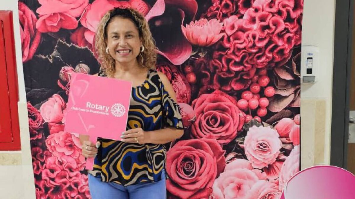 Hospiten Cancún medical staff conducting breast cancer screening