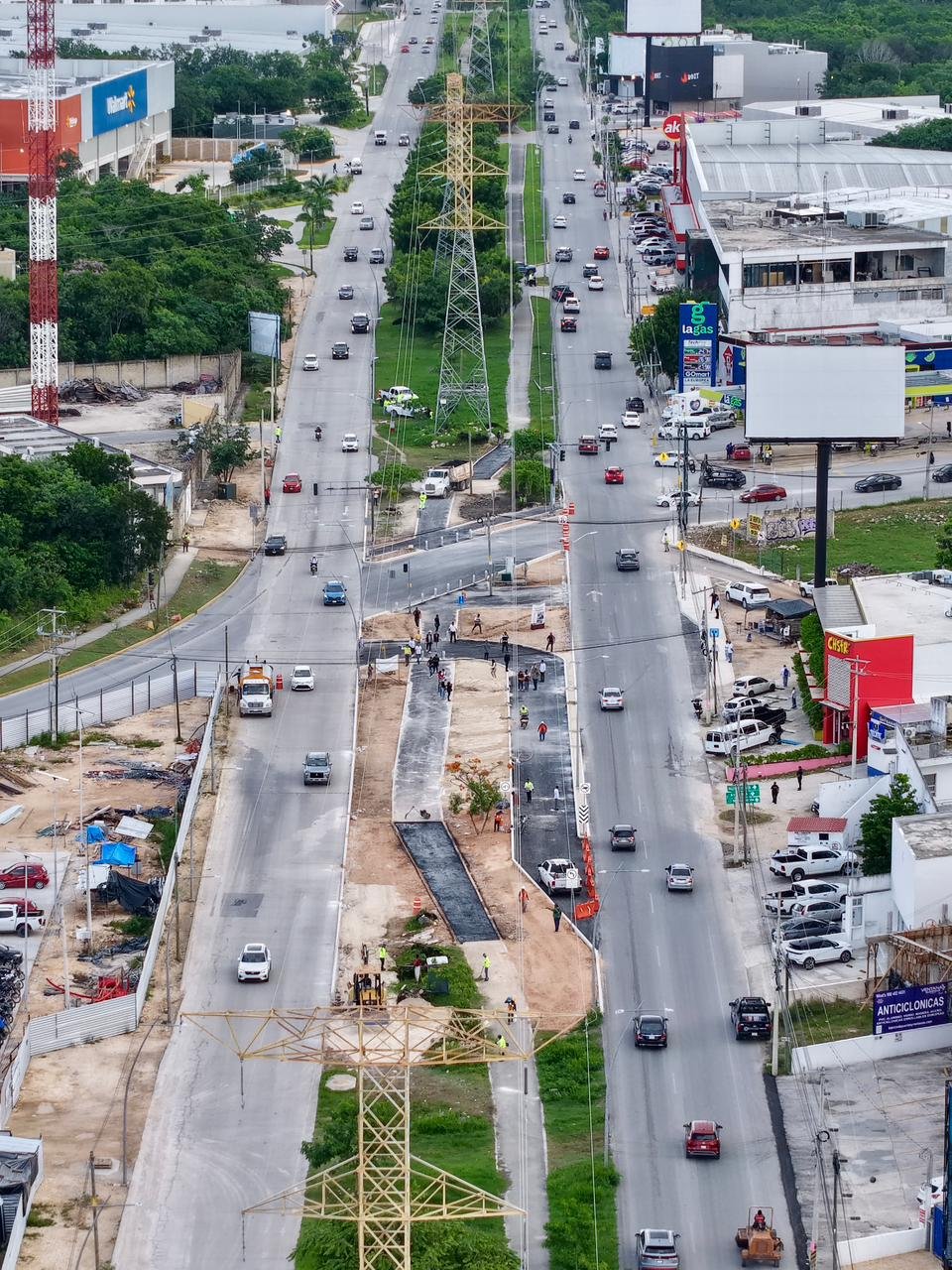Traffic congestion on Huayacán Avenue in Cancún