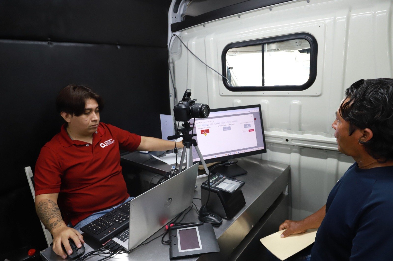 IMOVEQROO staff assisting with driver's license services in Quintana Roo