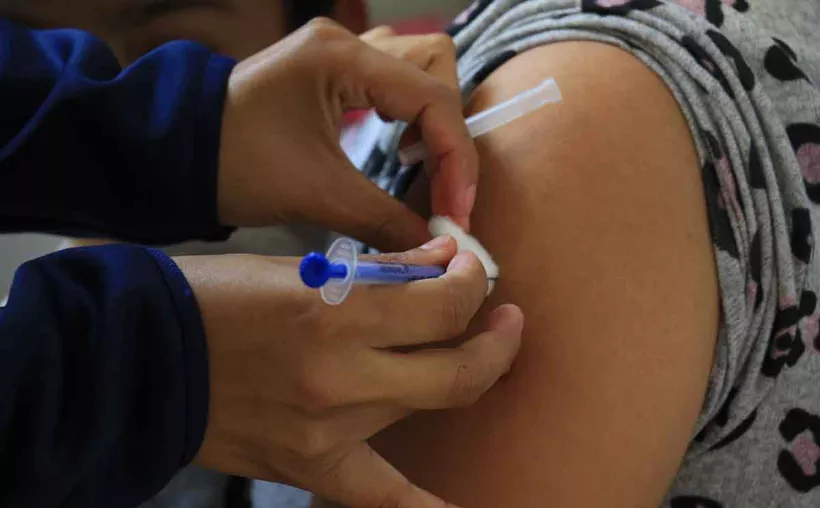 Health workers administering influenza vaccines in Quintana Roo