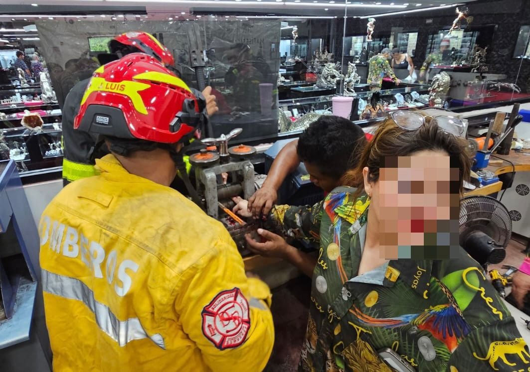 Emergency response at jewelry store accident scene in Playa del Carmen