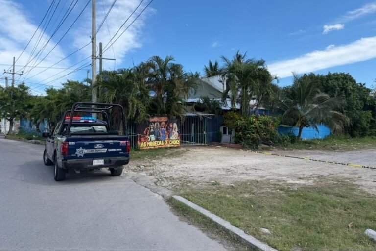 Exterior of Las Muñecas de Choky bar in Cancún after shooting incident