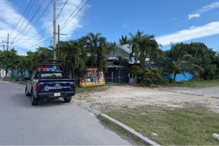 Exterior of Las Muñecas de Choky bar in Cancún after shooting incident