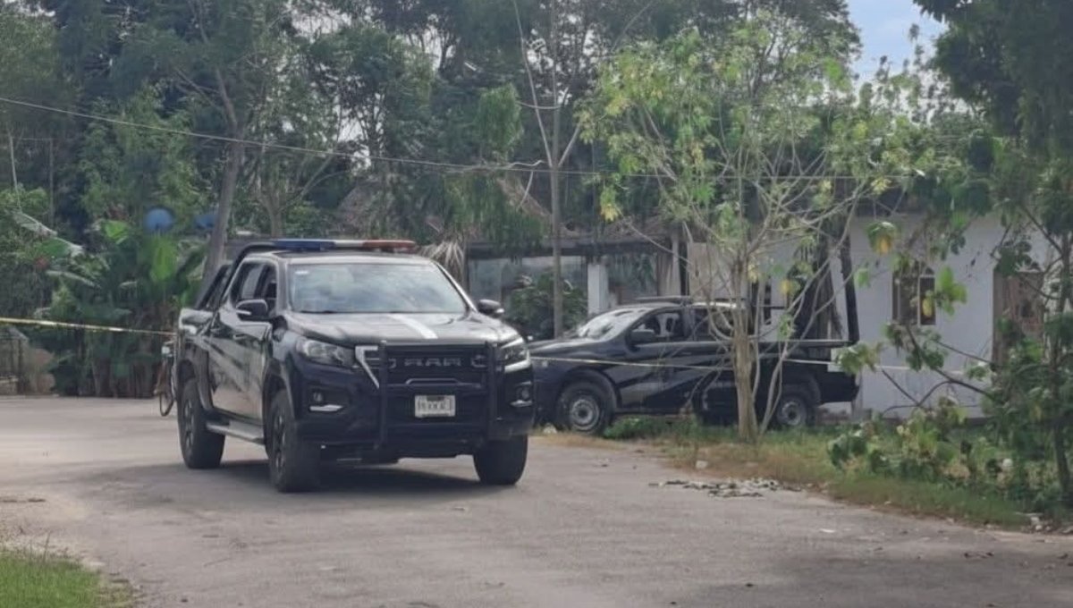 Police and forensic personnel at the scene of a violent incident in Espita Yucatán