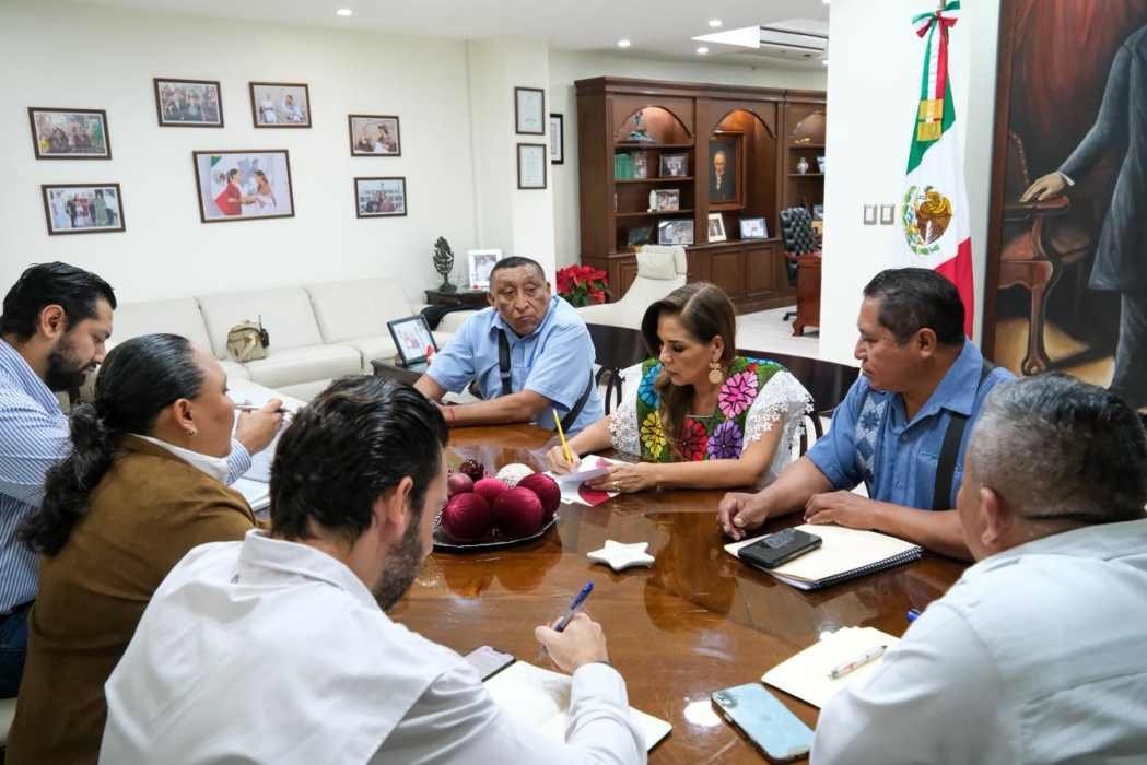Governor Mara Lezama meeting with members of the Great Maya Council in Chetumal