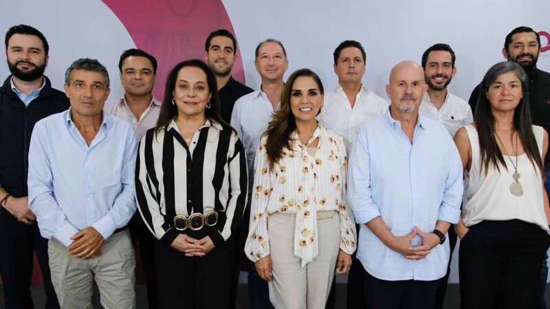 Quintana Roo Governor Mara Lezama discussing tourism fee collection with sector representatives