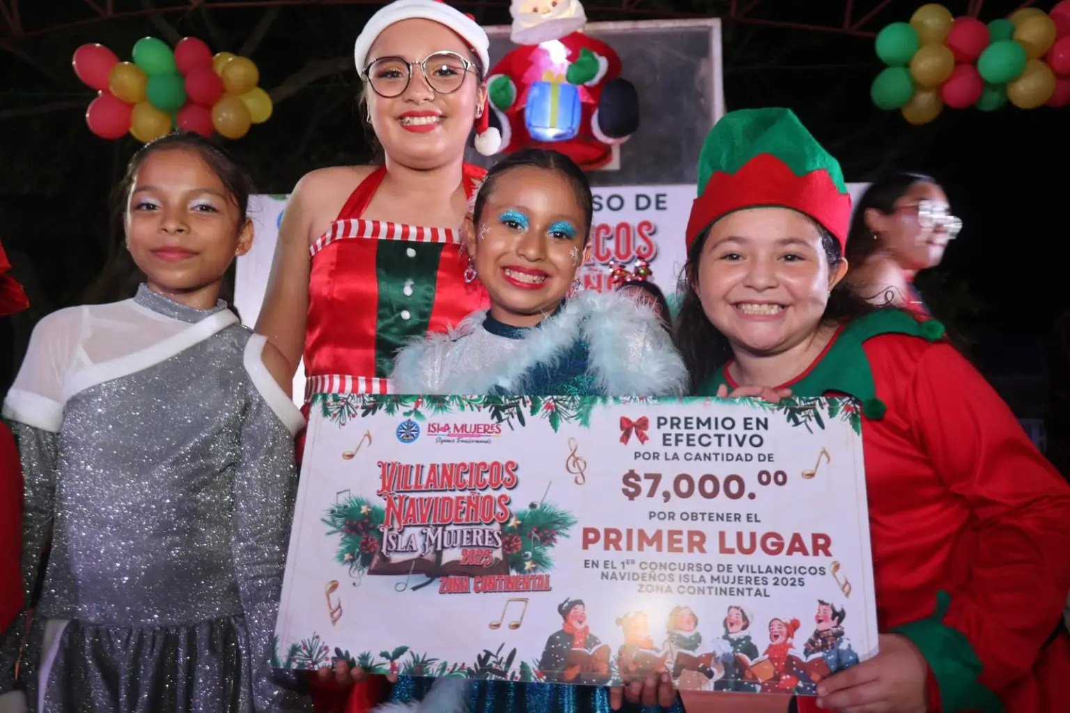 Mayor Atenea Gómez Ricalde presenting awards at the first Christmas carol competition in Isla Mujeres