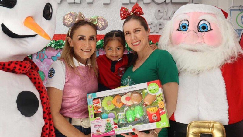 Isla Mujeres Mayor Atenea Gómez Ricalde handing out toys to school children
