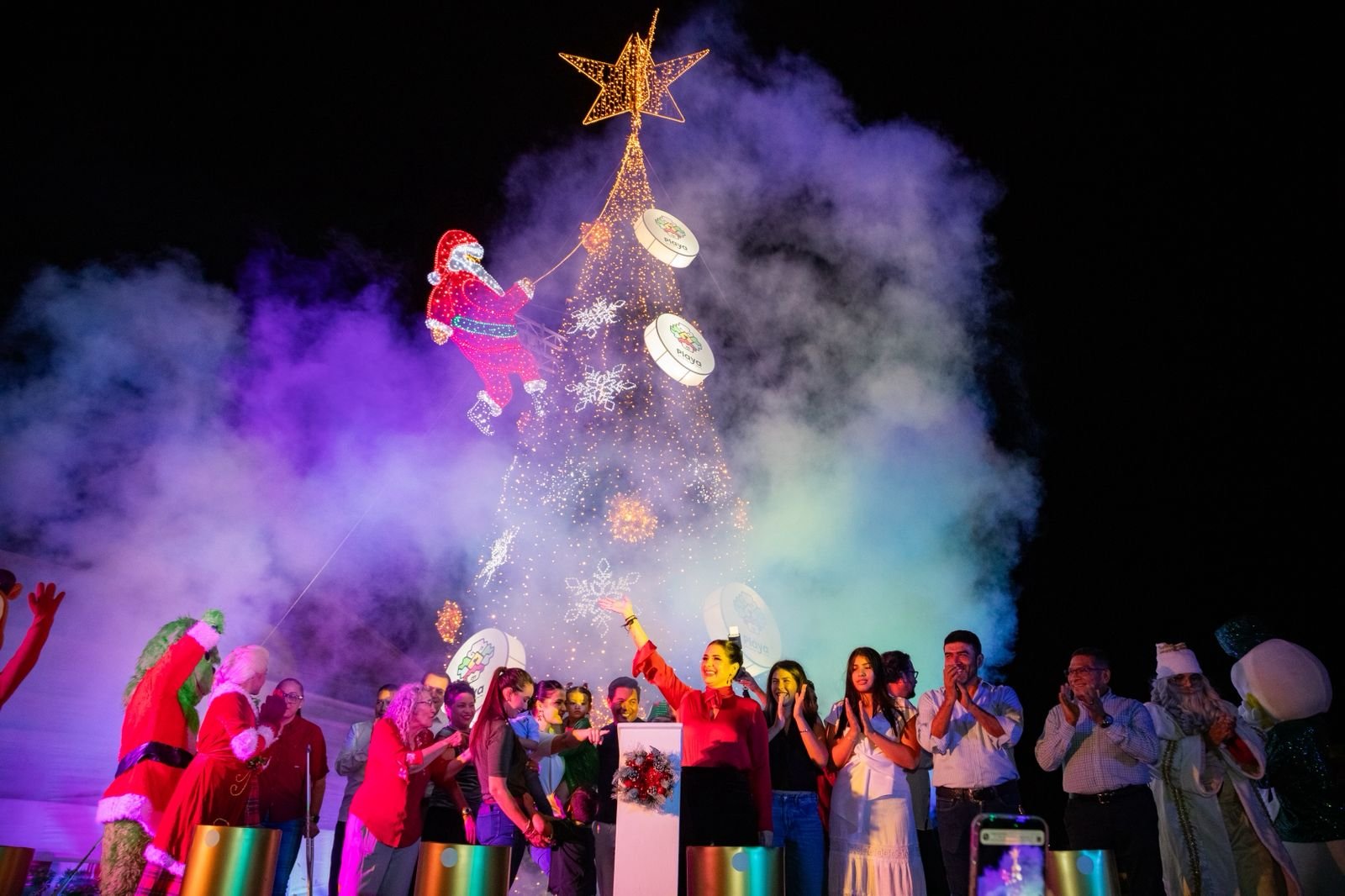 Mayor Estefanía Mercado officiating the Christmas tree lighting ceremony in Playa del Carmen