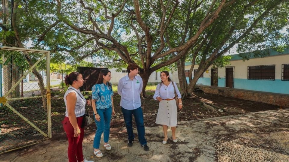 Authorities and civil association members working on the shelter site in Mérida