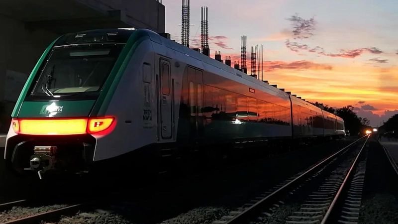A train on the Maya route with President AMLO aboard during its first journey