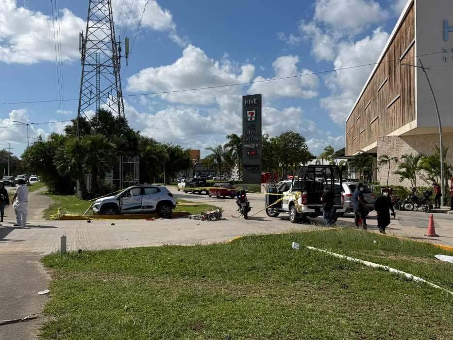Scene of fatal motorcycle accident at Huayacán Avenue intersection in Cancún