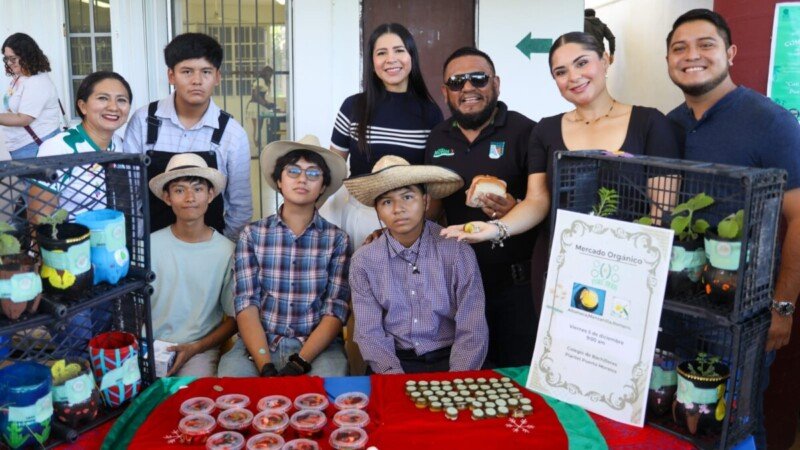 Students and officials at the Organic Market inauguration in Puerto Morelos