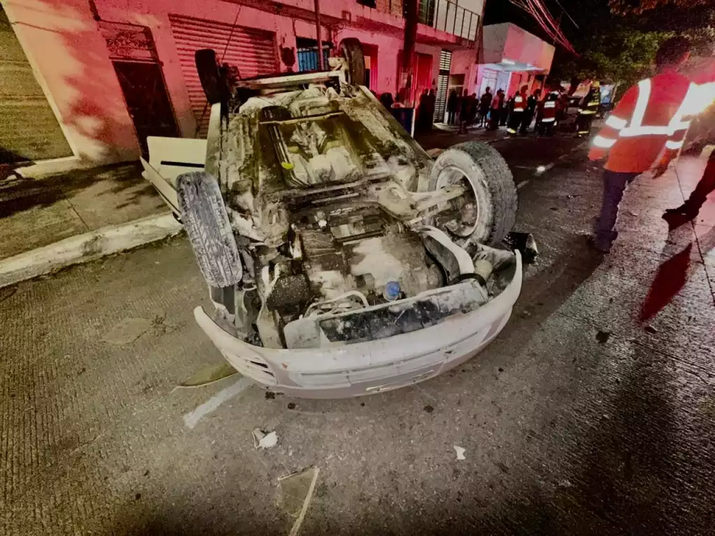 Vehicle overturned after crashing into a tree on CTM Avenue in Playa del Carmen