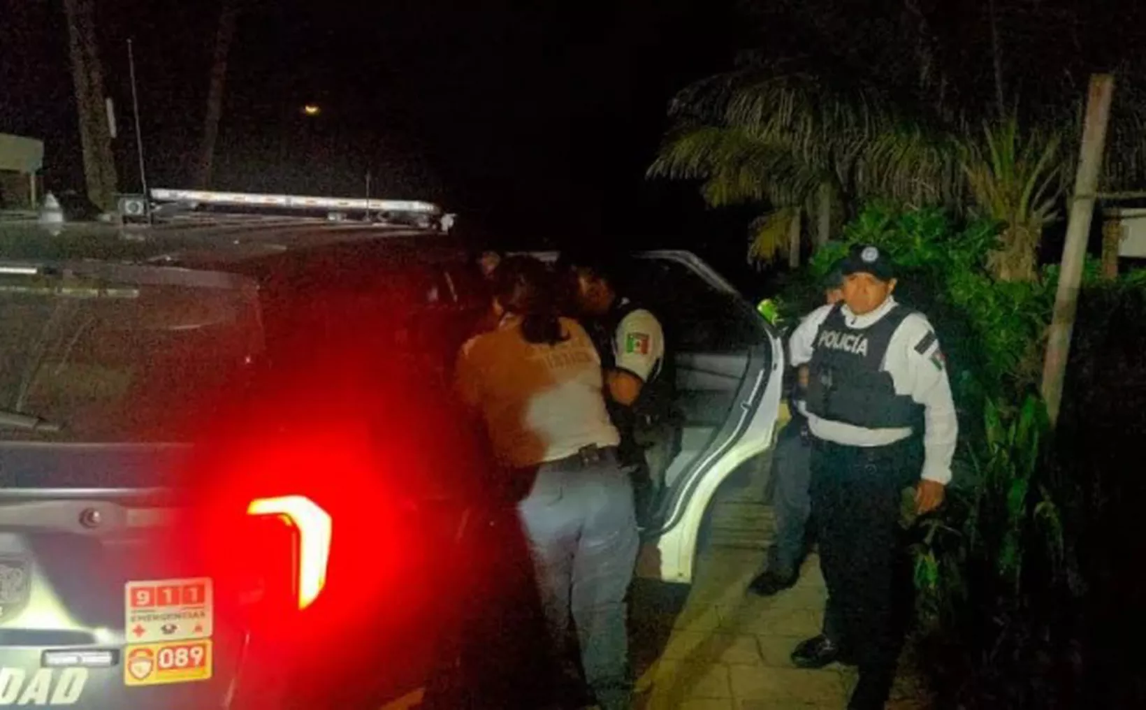 Police intervention on Playa del Carmen beach during domestic assault incident