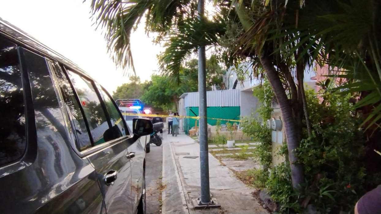 Police and forensic officials at the scene of a murder-suicide in Playa del Carmen