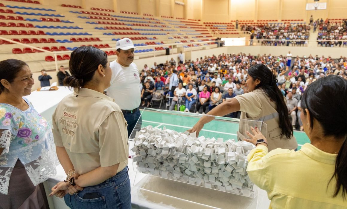 Municipal President Estefanía Mercado at Playa del Carmen housing lottery event