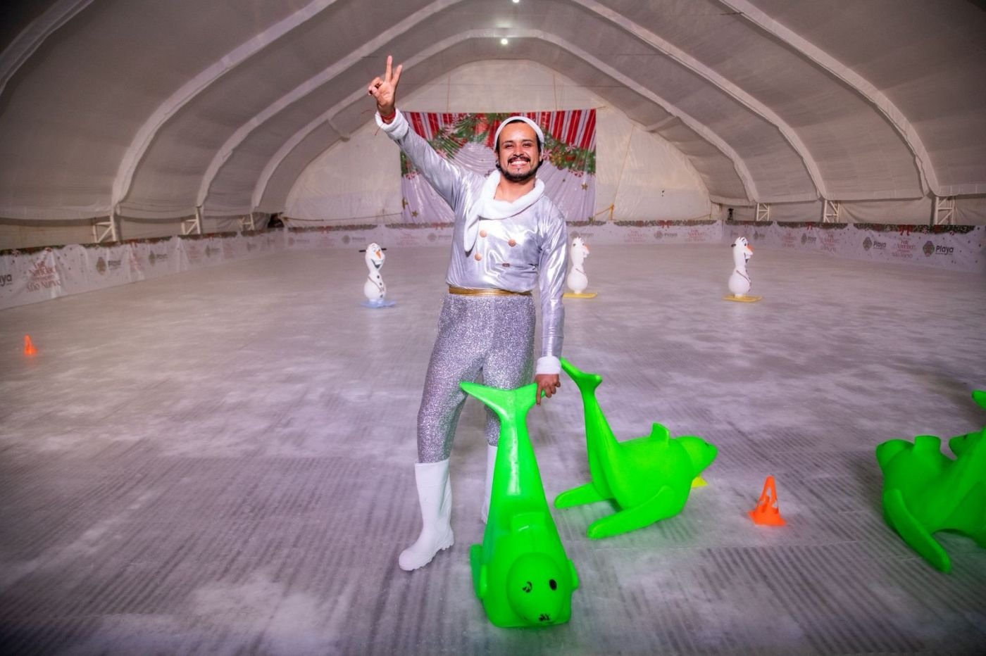 The large free ice rink opened in Playa del Carmen's Plaza 28 de Julio