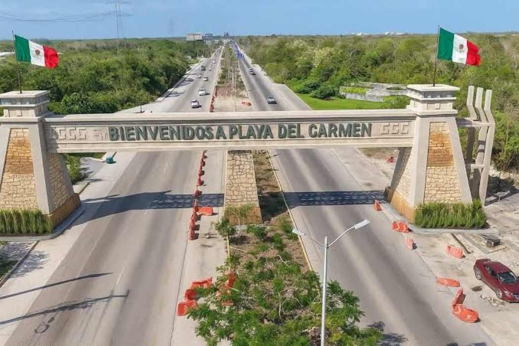 The newly inaugurated archway in Playa del Carmen