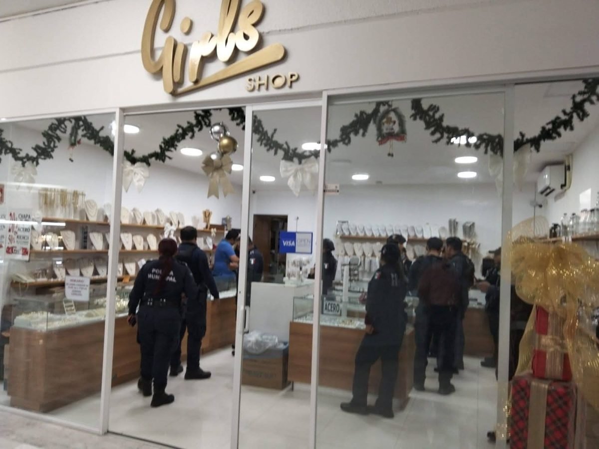 Police investigation at Plaza Galerías shopping center in Cancún following jewelry store robbery