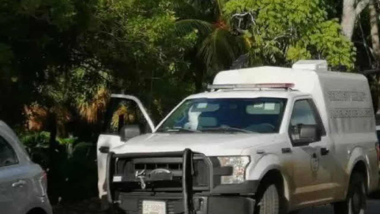Police officers at the scene where a body was found in Chetumal's El Paraíso neighborhood