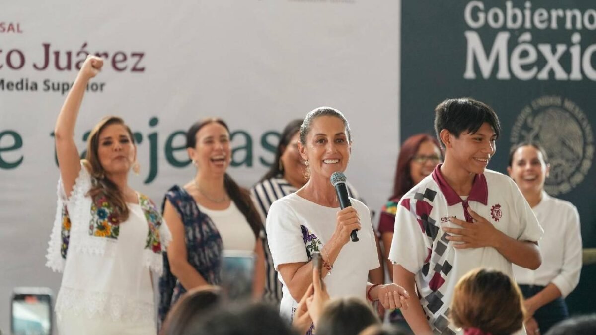 President Claudia Sheinbaum and Governor Mara Lezama inspecting the new CBTIS 301 school construction in Cancún