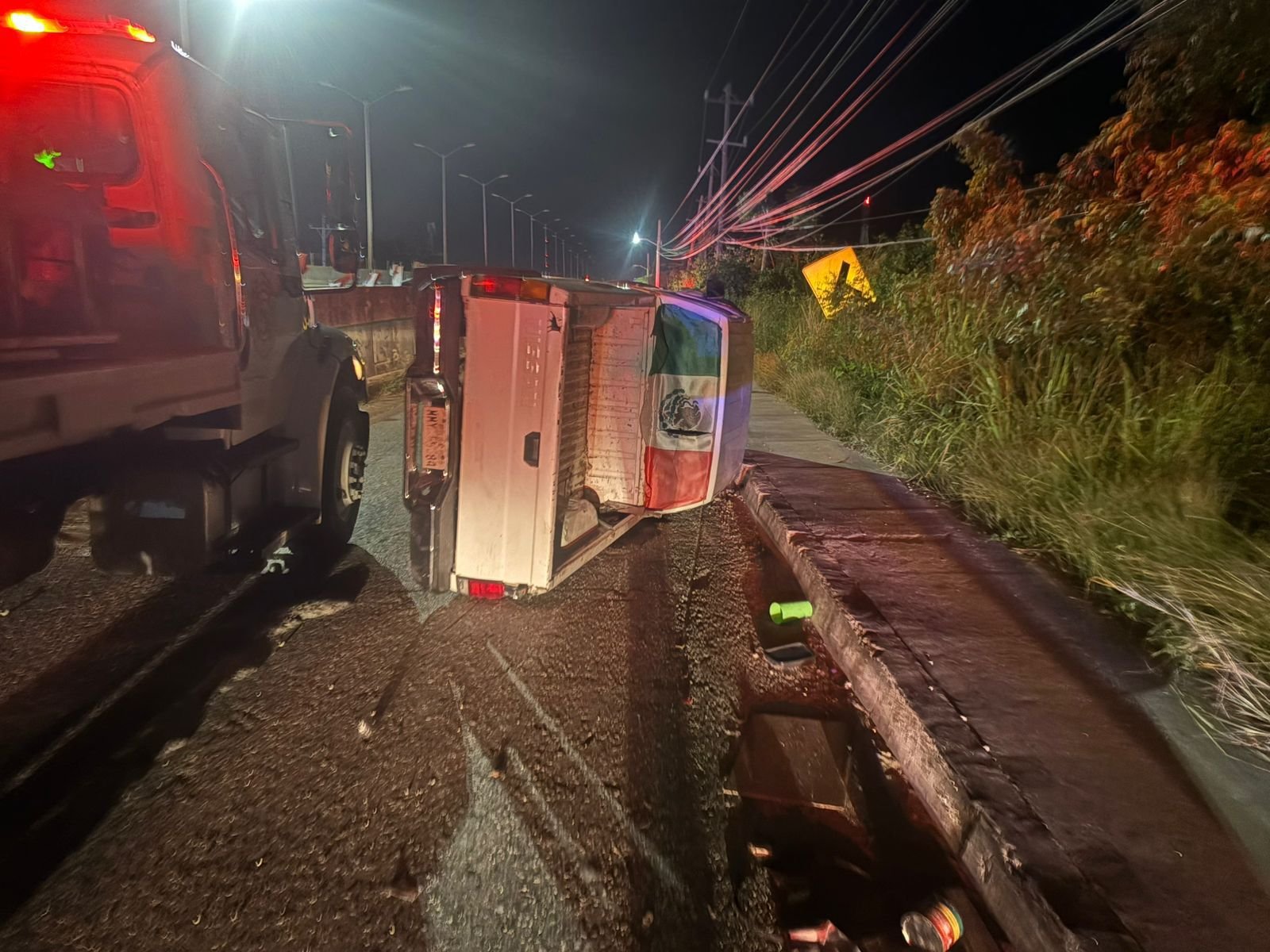 Emergency responders at the scene of a vehicle that fell from the Puerto Aventuras bridge