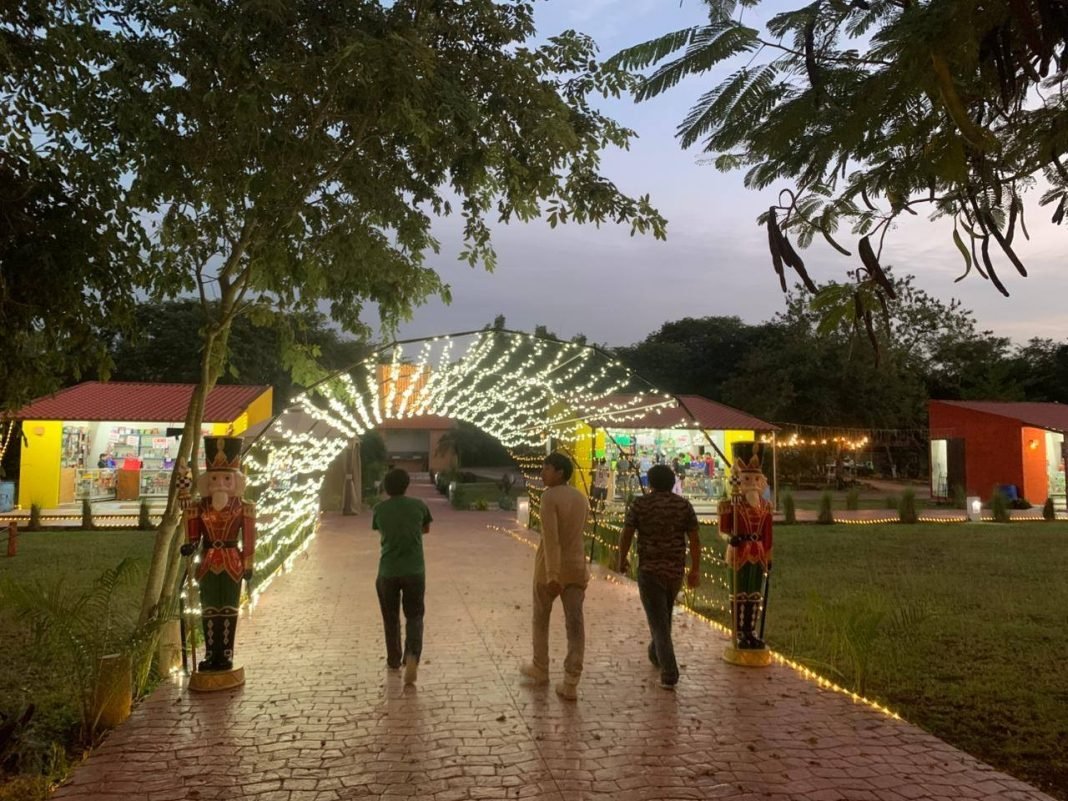 Pyrotechnics fair on Mérida-Motul highway with fireworks display