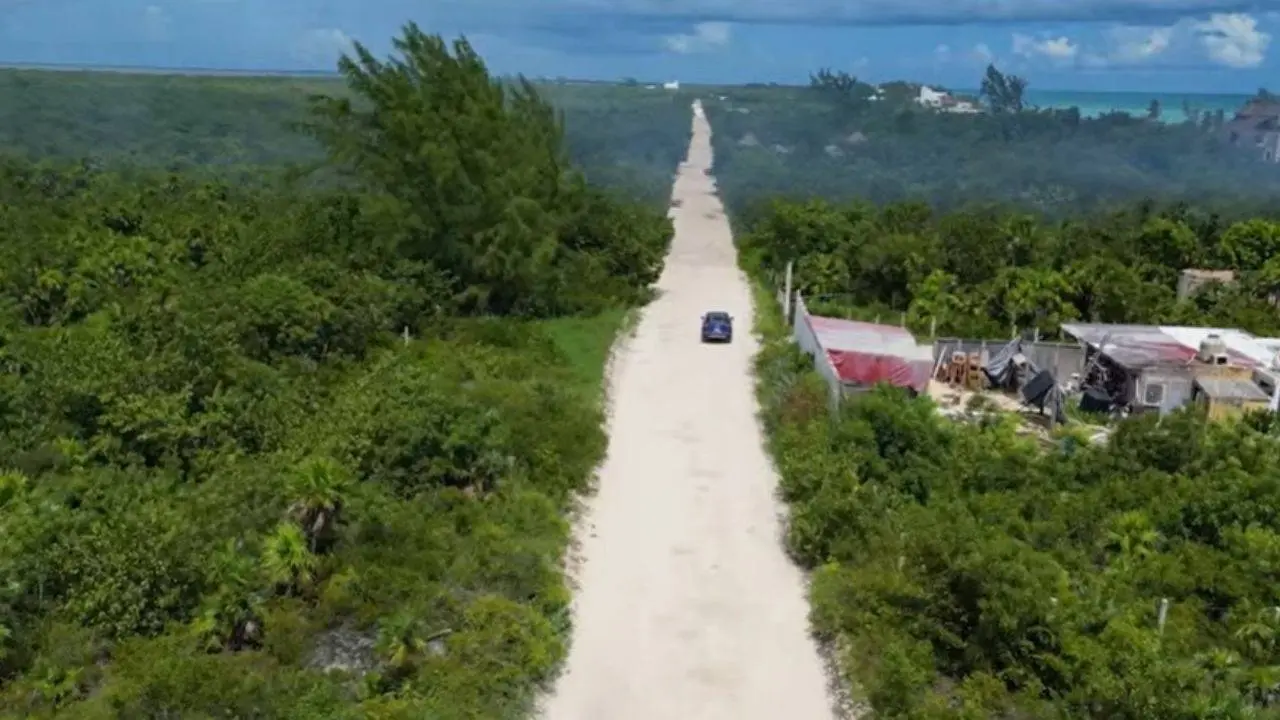 Officials reviewing plans for the Cancún-Isla Blanca road corridor in Quintana Roo