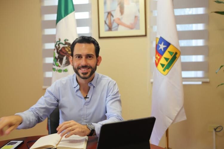 Quintana Roo Tourism Secretary Bernardo Cueto Riestra discussing Visitax