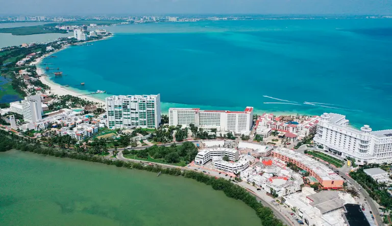 Government officials discussing Visitax and budget changes in Quintana Roo
