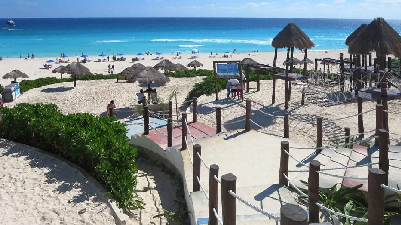 Security and cleaning personnel on Cancun beaches during the end-of-year holidays