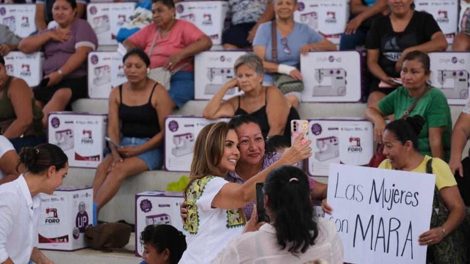 FORO Quintana Roo sewing machine distribution event