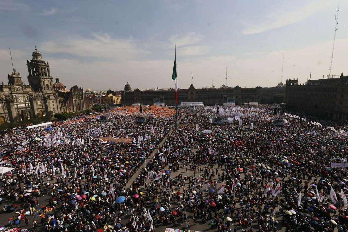 Crowd gathered at Zócalo for Claudia Sheinbaum rally