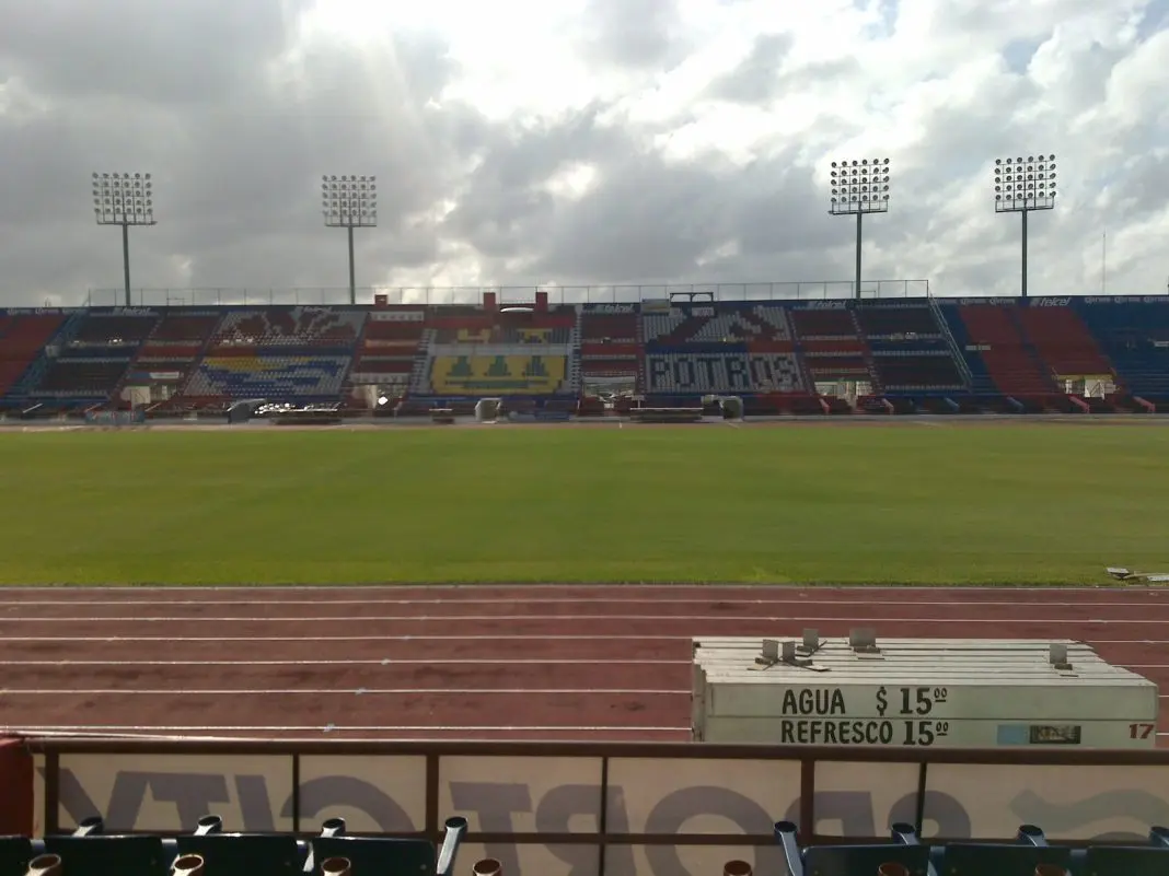 Tartan track at Andrés Quintana Roo Stadium showing wear