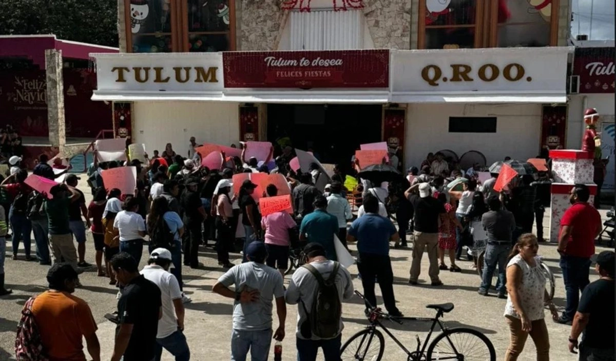 Unionized municipal workers marching through Tulum streets demanding payment of year-end benefits