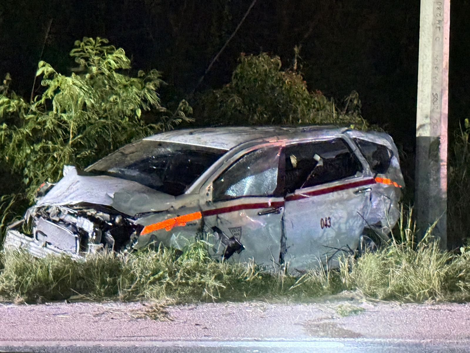 Photograph showing the aftermath of a collision involving a Tulum taxi and a private vehicle on Federal Highway 307 near Punta Venado.