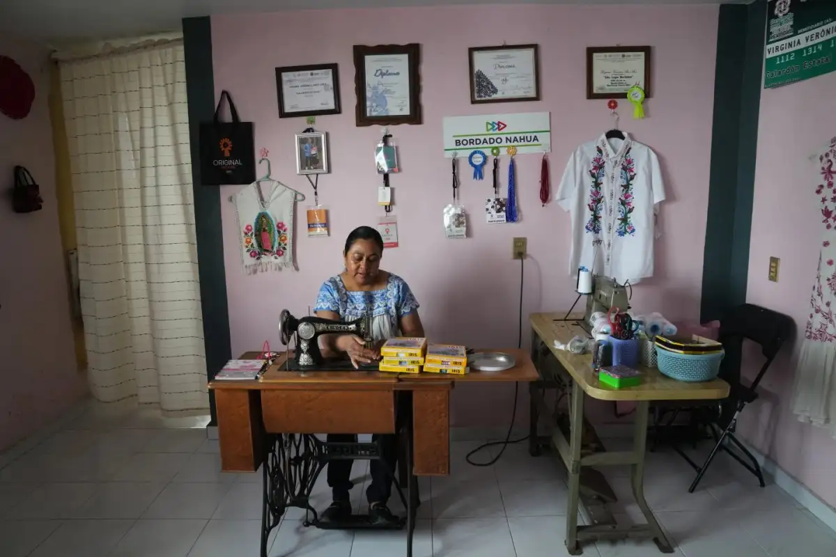 Virginia Veronica Arce Arce working at her sewing machine in San Isidro Buen Suceso Tlaxcala