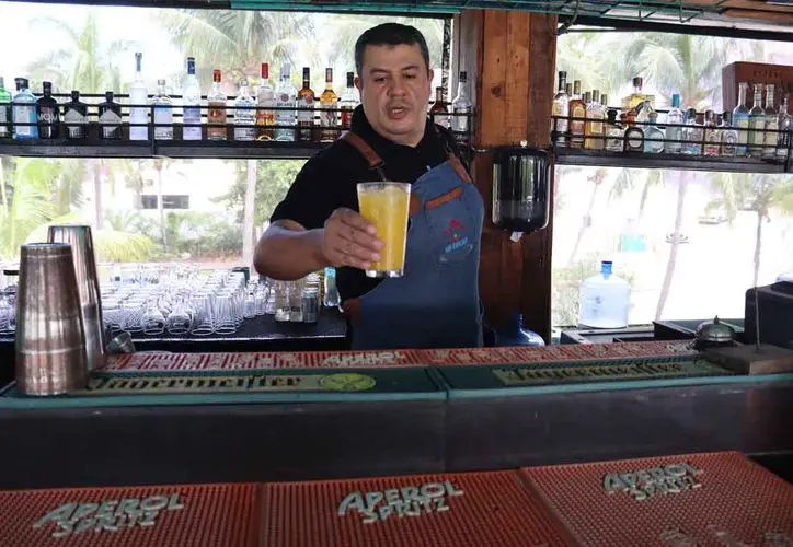 Workers laboring in Quintana Roo, where thousands earn incomes below minimum wage