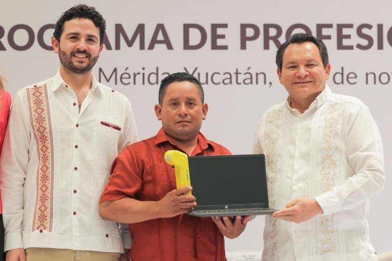 Yucatán Governor Joaquín Díaz Mena speaking at cooperative professionalization program ceremony